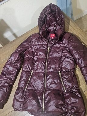 Guess Quilted Hooded Puffer Jacket in.  Burgundy With Remobable Hood Size xsmall